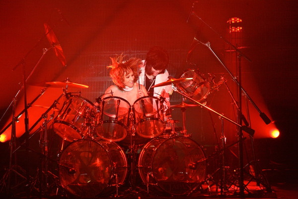 「YOSHIKIと絡める！？ 8/6日にTwitter Session＆米国公演前にX JAPAN重大発表予告」1枚目/3