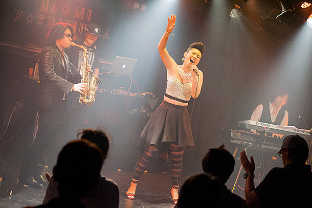 「ドリカムも認めた才能 NAOMI YOSHIMURAが1年ぶりワンマンで満員御礼の観衆を魅了」1枚目/13