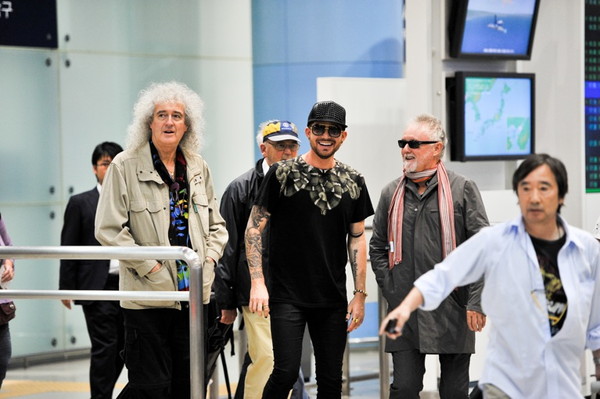 「クイーン＋アダム・ランバート、サマソニ出演のため関西国際空港に到着」1枚目/3