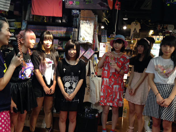 「ゆるめるモ！ サイン会で誌面グラビアから顔面まで書き込み＆特製Tシャツ発売」1枚目/5