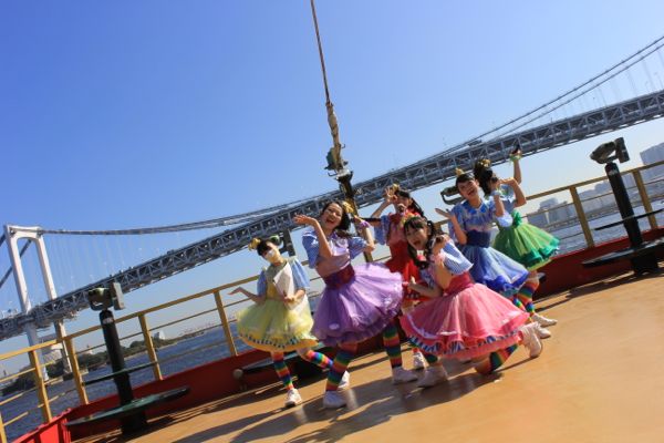 「＜武道館まで追っかけよう！Vol.4＞チームしゃちほこ、船をジャック！炎天下の船上ライブで全力を発揮の巻」1枚目/43