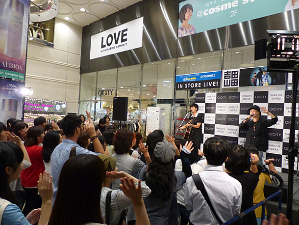 「吉田山田 雨降る中でフリーライブ敢行「日々」への想い語る」1枚目/6