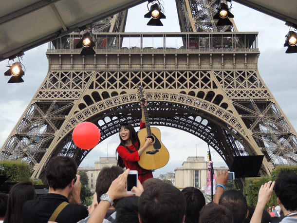 「miwa エッフェル塔を背に100人の中高生と書き下ろし曲披露」1枚目/5