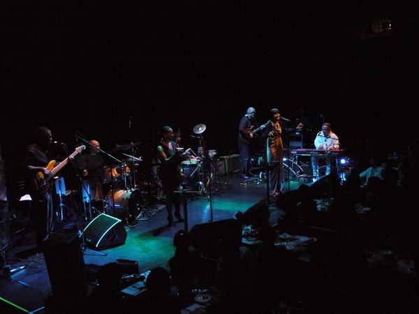 「オシャレでハッピーなポップ・デュオの、サイコーに楽しいステージ。過ぎ行く夏を惜しみながら、気分は“ブレイクアウト”！」1枚目/3