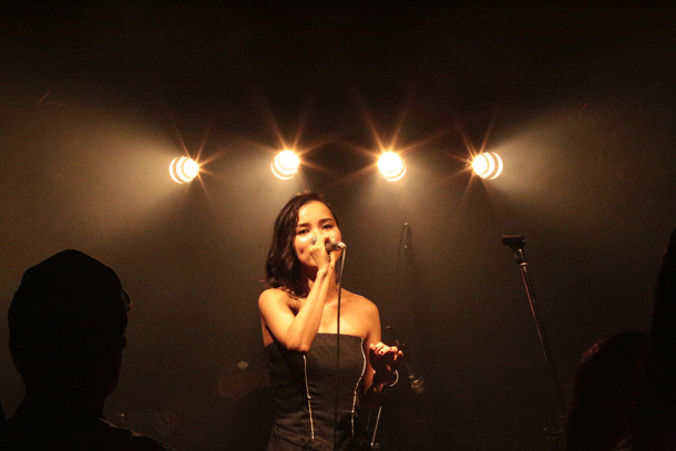 「完全復活果たした“滴草由実”の衝撃 飽和状態の音楽シーンに響く美声」1枚目/5