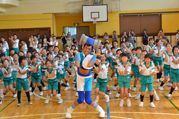 「小島よしお、一億円の保険をかけた腹筋で海外進出!?　」1枚目/1