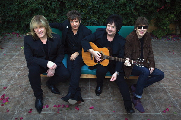 「スーパーバンドが集結したエンプティー・ハーツが新曲のミュージックビデオを公開」1枚目/2