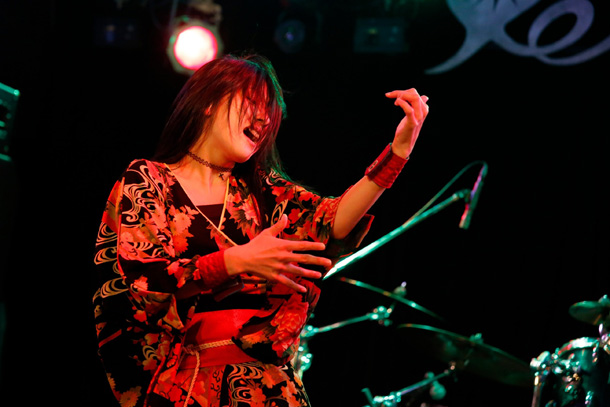 「エアギター世界チャンピオン名倉七海 凱旋ライブで吉田拓郎を」1枚目/14