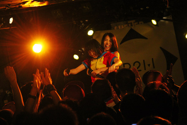 「プラニメ 公衆の面前で「離さないよ」と熱烈ハグ 宇多田や平野綾カバーも」1枚目/52