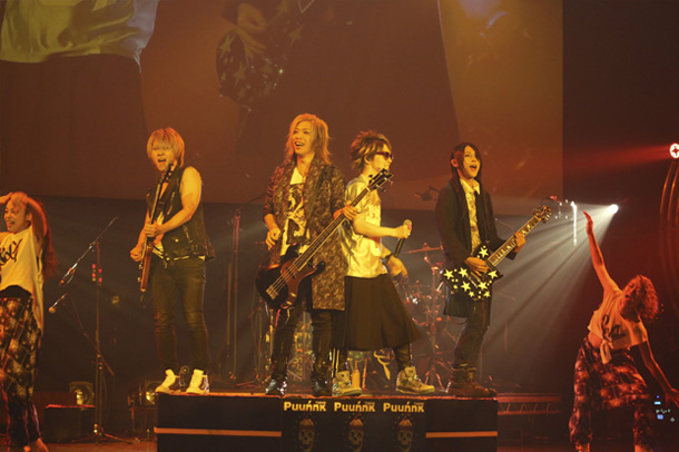 「音楽シーンの異端児“SuG”新型ヒーローの可能性見せた極彩VS極悪ライブ」1枚目/12