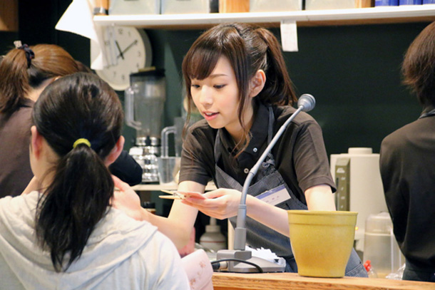 「話題満載の乃木坂46 メンバーがサプライズ接客するカフェ開店」1枚目/8