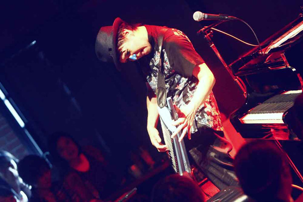 「H ZETT M アフラックのCMに曲提供していたことを認める」1枚目/2