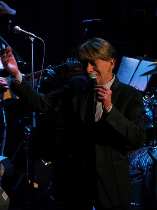 「深まり行く秋の夜を堪能する洗練されたステージ。今宵、ボビーの歌声による深い余韻を味わって…。　ボビー・コールドウェルライブレポート」1枚目/5