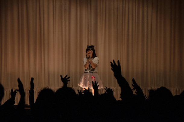 「いずこねこ『世界の終わりのいずこねこ』試写会登場で感涙アクト」1枚目/28