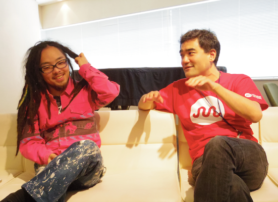 「笹久保伸＋藤倉大『マナヤチャナ』一度も会わず、心の赴くまま、綿密に折り重ねられた新しいギターの響き」1枚目/5