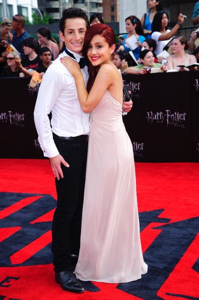 「アリアナ・グランデ、カトリックの信仰に疑問を抱かせたゲイの兄に感謝」1枚目/1