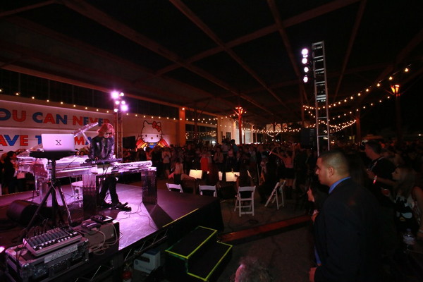 「YOSHIKIがハローキティーの公式テーマソングをロサンゼルスで初披露」1枚目/6