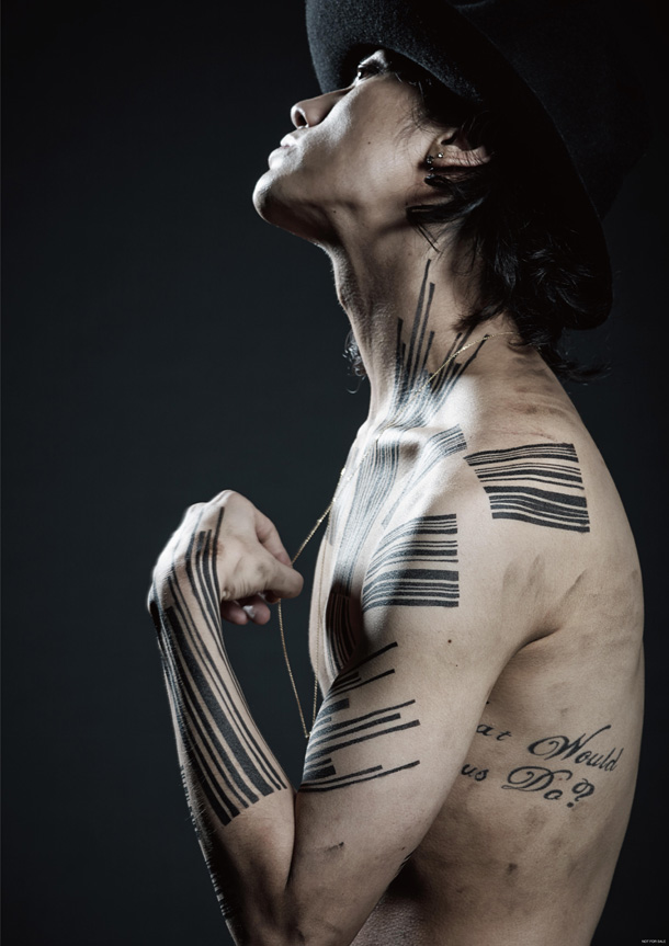 「赤西仁 新曲MVでレーザービームのギターをかき鳴らす」1枚目/6