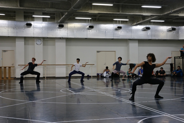 「各楽章の男性ソリストが勢ぞろいする、第四楽章冒頭の場面。左よりジュリアン・ファヴロー（BBL）、大貫真幹（BBL）、柄本弾（東京バレエ団）、オスカー・シャコン（BBL）」2枚目/5