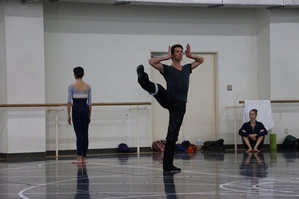 「第三楽章の吉岡美佳（東京バレエ団）とジュリアン・ファヴロー（BBL）」3枚目/5