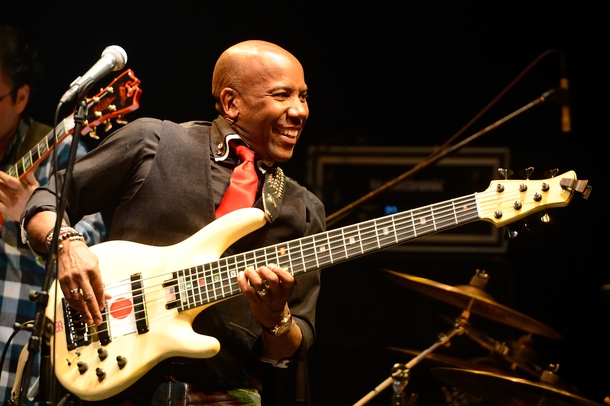 「ネイザンの指が弾き出すふくよかなベース・サウンドに身を委ねる晩秋の宵。世界最高のバイ・プレイヤーが紡ぎだす洗練された音楽世界を存分に体感して。」1枚目/7