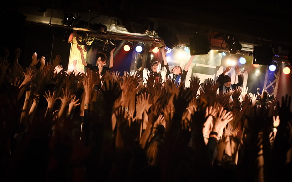 「THE BAWDIES」5枚目/17