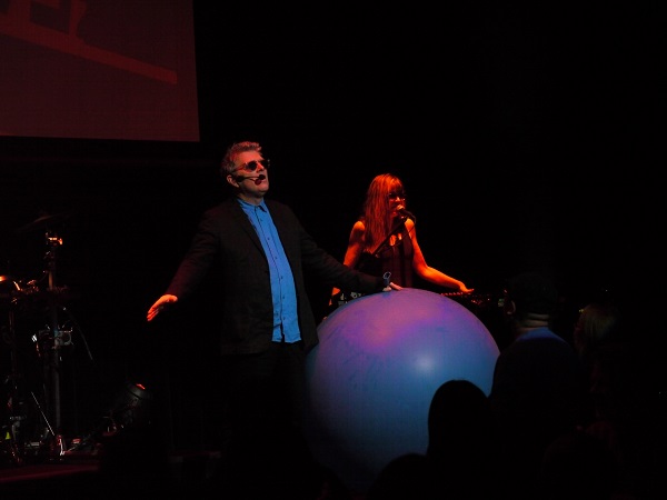 「完全復活したシンセポップで80年代にタイムスリップ。トンプソン・ツインズ’トム・ベイリー29年ぶりの来日公演が開催」1枚目/9