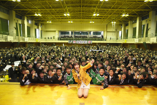 「大原櫻子 高校サッカー埼玉出場校の選手達へ新曲「瞳」をサプライズプレゼント」1枚目/3