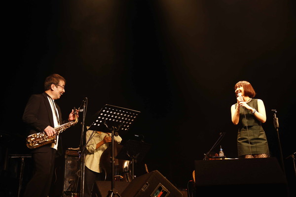 「土岐麻子 ソロ10周年感謝祭ライブで実父と共演「なんだか引退ライブみたい（笑）」」1枚目/4