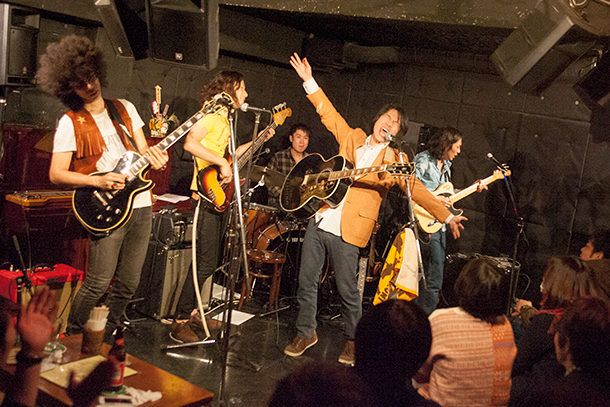 「渋谷伝説のロック喫茶で熱唱、井乃頭蓄音団が年内最後のワンマンで大団円」1枚目/22