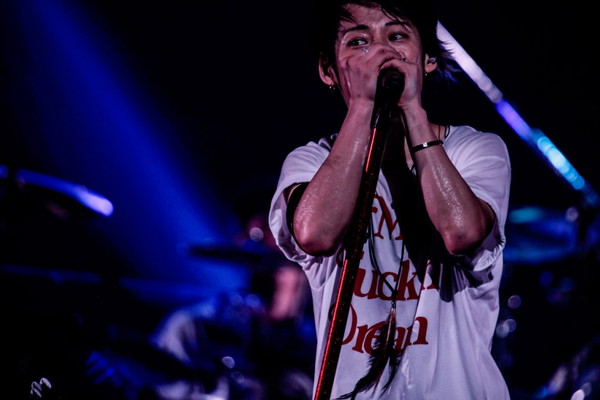 「UVERworld 7年連続クリスマスライブで武道館を揺らす大合唱」1枚目/8