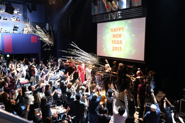 「JBの盟友が魅せた、最もファンキーなカウントダウン・ライブ」1枚目/8