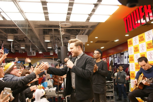 「オリー・マーズがフリーライブ&amp;サイン会　「上を向いて歩こう」英詞カヴァーも披露したエンタメ精神凝縮の夜」1枚目/6