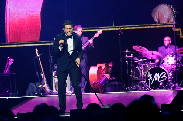 「マイケル・ブーブレ 待望の初来日公演で魅せた圧巻の歌唱力とパフォーマンスに拍手喝采」1枚目/5