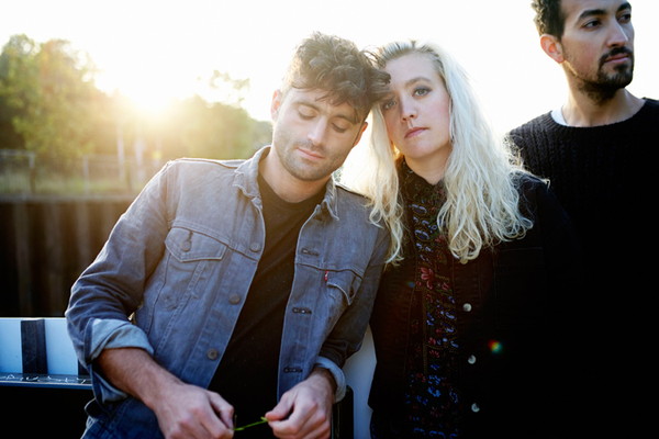 「話題の多国籍バンド、オール・ウィー・アーがデビューAL全曲試聴スタート」1枚目/2