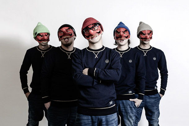 「天狗バンド“ディスビズ”大人アイドルprediaスタッフに就業 ドキュメント映像公開」1枚目/2