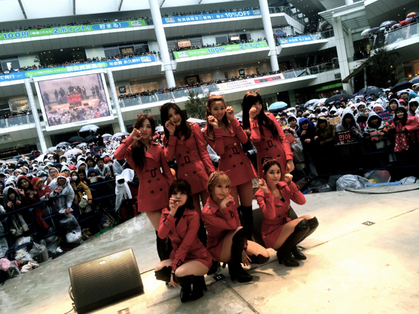 「セクシー過ぎる天使、AOAが2ndシングルリリースイベントを開催「猫のように“サプンサプン”と近寄りたい」」1枚目/15