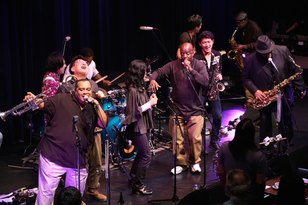 「心沸き立つカーニヴァルの喧騒へ。ダーティ・ダズン・ブラス・バンドのニューオリンズ・ミュージックにノックアウトされる早春の宵」1枚目/14