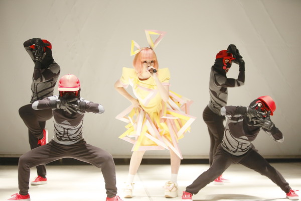 「きゃりーぱみゅぱみゅ ラゾーナ川崎で久々のフリーイベント実施「もんだいガール」で大盛況」1枚目/3