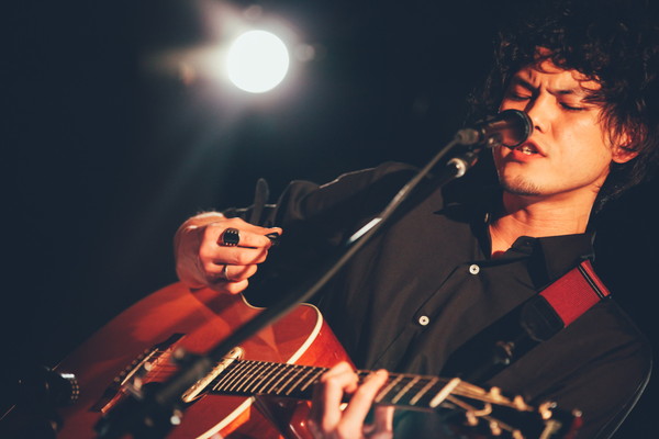 「9mm菅原卓郎、弾き語りワンマンのファイナル公演が無料配信」1枚目/1