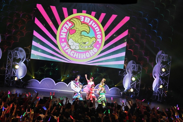 「チームしゃちほこ【ZIP！　春フェス】レポート 新曲「天才バカボン」を初パフォーマンス披露し、桝アナとダンスも」1枚目/6