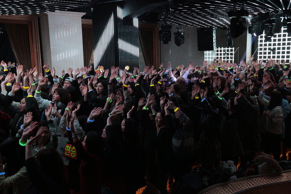 「3月16日に行なわれたファン300名が参加したリリックビデオ撮影会での写真01」2枚目/4