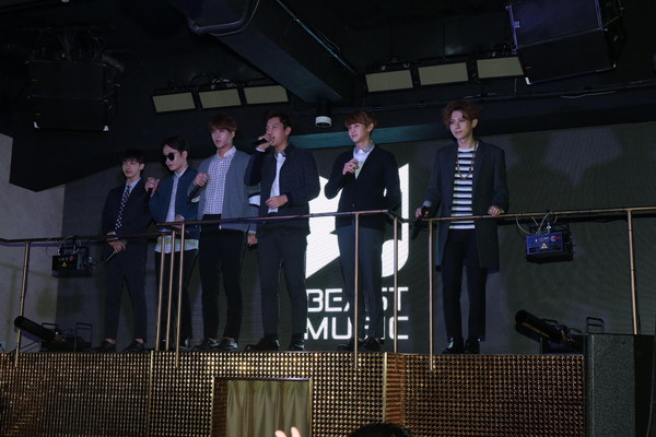 「3月16日に行なわれたファン300名が参加したリリックビデオ撮影会での写真03」4枚目/4