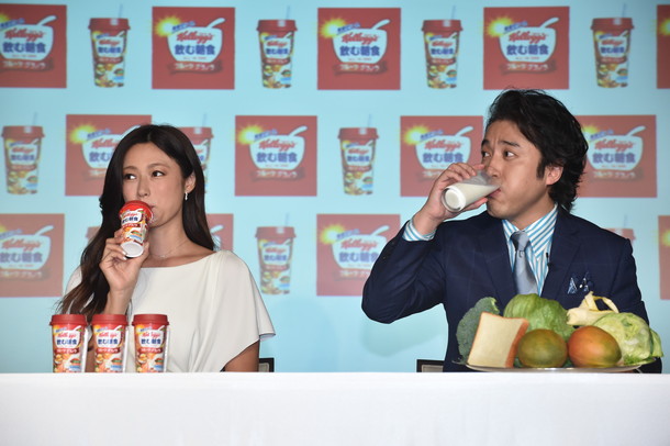 「深田恭子×ムロツヨシ『ケロッグ 飲む朝食 フルーツグラノラ』CM発表会で対決」1枚目/8