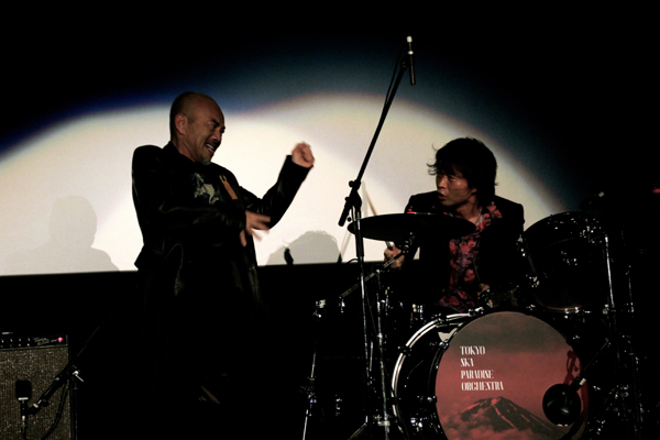 「映画『セッション』公開記念イベントでスカパラ×竹中直人がスペシャルセッション、あの名シーンをまさかの煽りで再現!?　」1枚目/48