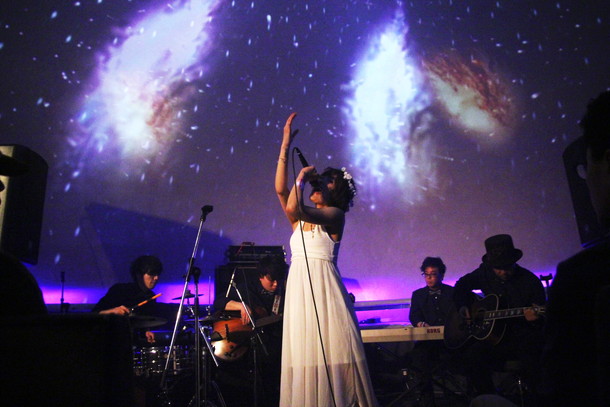 「モルヒネ東京 プラネタリウムに浮かぶステージで“アーバン”な夜を演出」1枚目/15