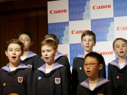 「来日60周年のウィーン少年合唱団、「手拍子や足拍子で楽しんで」」1枚目/4