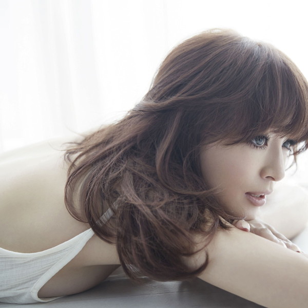 「浜崎あゆみ ミランダ・カー出演サマンサタバサ新TVCMに隠れAマーク出現」1枚目/4