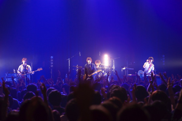 「androp 全国ツアー初日公演レポート、「やっぱりお前らが好きだ！」話題の三ツ矢サイダー新TVCMソングも披露」1枚目/5