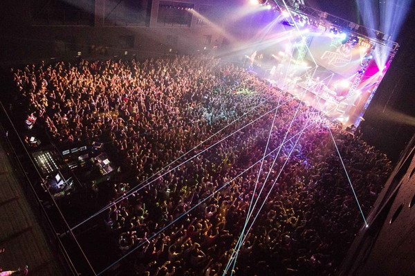 「5月17日に行われたMAN WITH A MISSION【Seven Deadly Sins Tour 2015～七つの対バン～】大阪・Zepp Namba公演の様子」6枚目/6